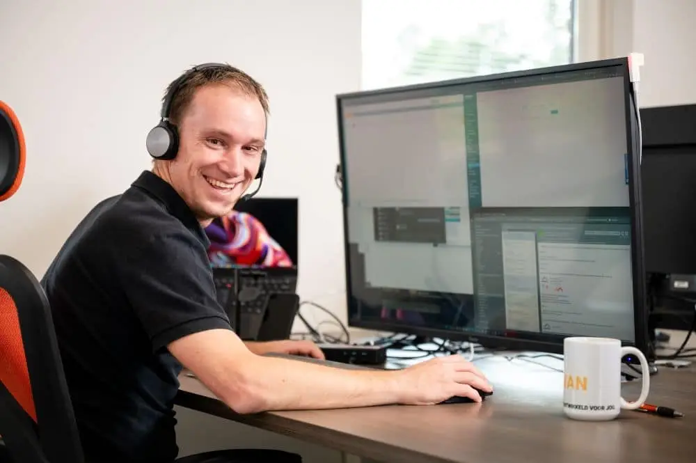 Iemand die werkt op de computer